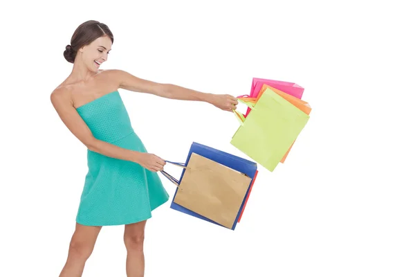 Glückliches junges Shopping-Girl schwingt Einkaufstasche — Stockfoto