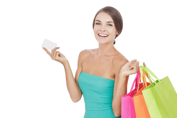 Mujer joven feliz llevando bolsas de compras y la celebración de la tarjeta de crédito —  Fotos de Stock