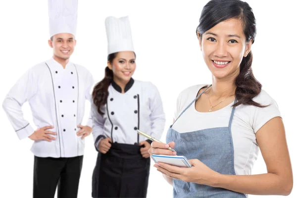 Garçonete com homens e mulheres chefs — Fotografia de Stock