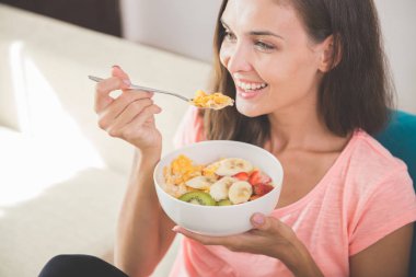 meyve salatası evde olan genç ve güzel kadın