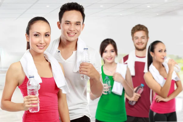 Personnes en singlets avec des bouteilles d'eau — Photo