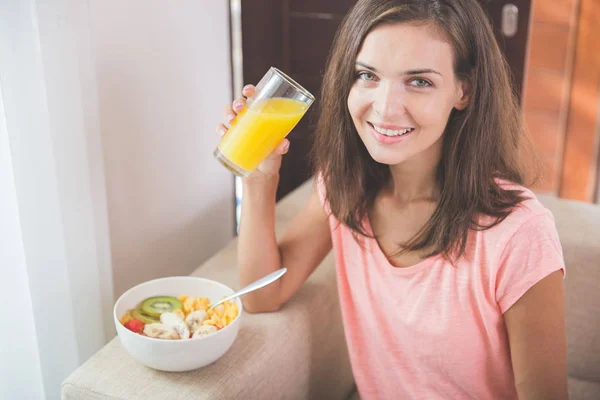 Attraktive junge Frau genießt Orangensaft — Stockfoto