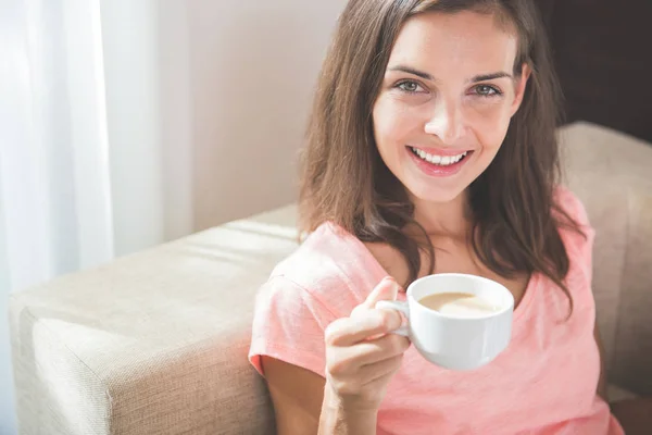 Verse vrouw genieten van koffie in de ochtend — Stockfoto