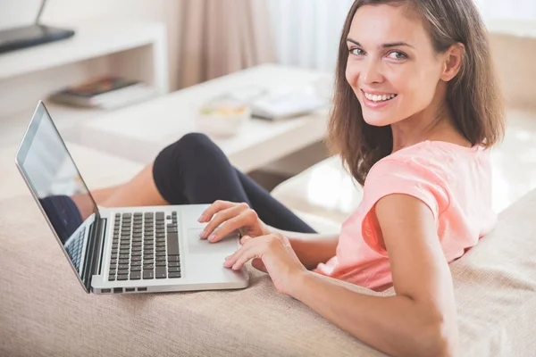 Relaxar mulher usando laptop em casa — Fotografia de Stock