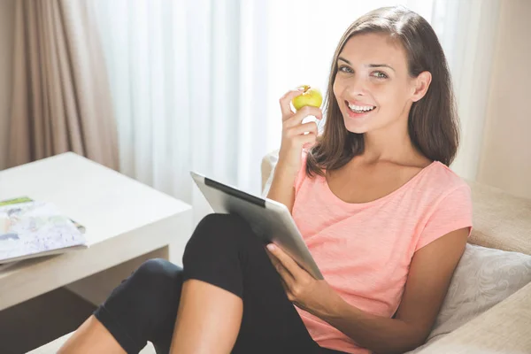 Mulher usando tablet pc em casa — Fotografia de Stock