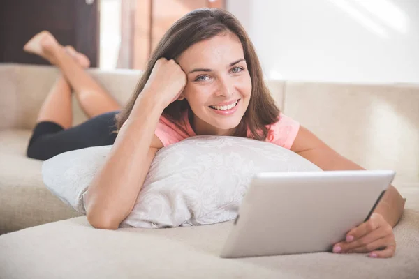 집에서 태블릿 PC 를 사용하는 여자 — 스톡 사진