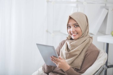 modern Asya kadın Tablet PC'yi kullanma