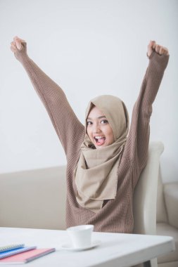 Türban ile heyecanlı kız öğrenci yetiştirmek kolu 