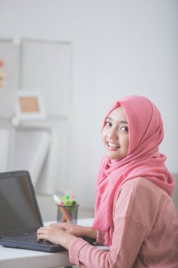 güzel Asyalı kadın dizüstü evde kullanma