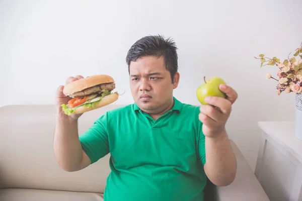 Which one to choose between apple and hamburger — Stock Photo, Image