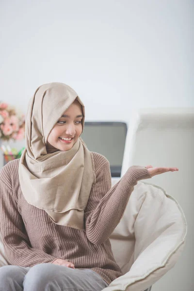 Attraktive junge Frau lächelnd präsentiert, um Raum zu kopieren — Stockfoto