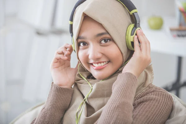 Mooie Aziatische vrouw genieten van muziek — Stockfoto