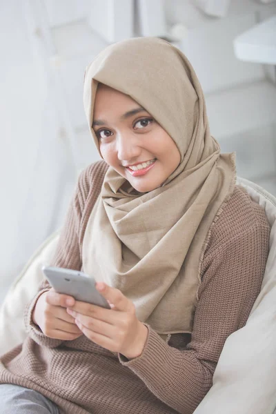 Счастливая азиатская женщина с помощью мобильного телефона — стоковое фото