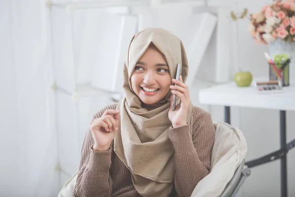 Šťastná Asijské žena volá s mobilním telefonem — Stock fotografie