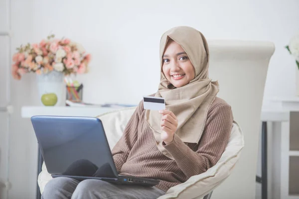 Glückliche Frau kauft Produkt über Online-Shopping — Stockfoto