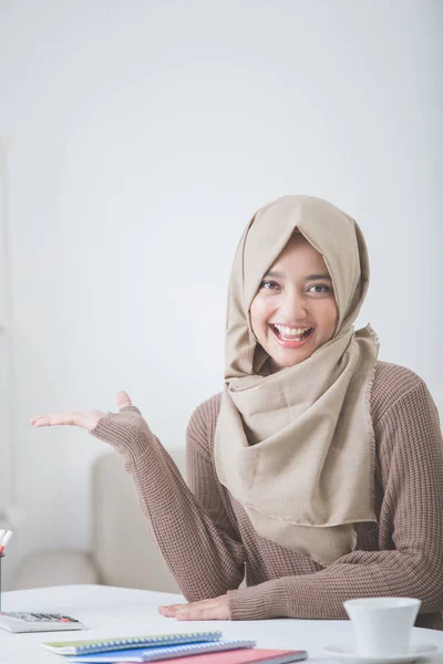 Atractiva joven mujer sonriendo presentando para copiar espacio — Foto de Stock