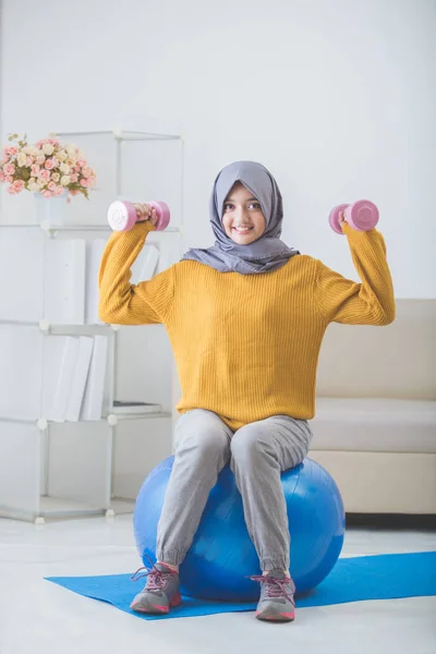 Attraktiva muslimsk kvinna fitness med hantel — Stockfoto