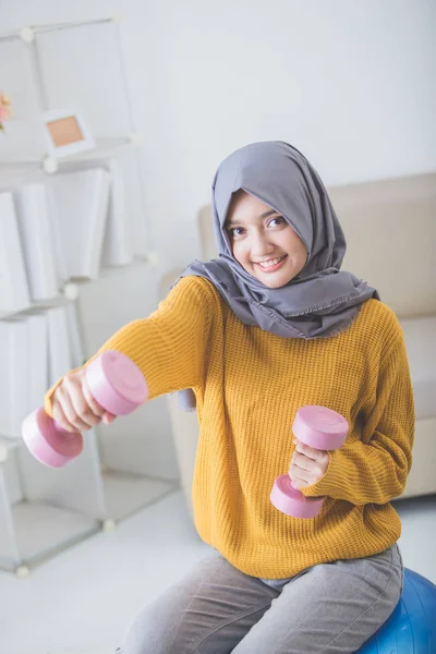 Asiatique femme avec tête écharpe faire exercice à la maison — Photo