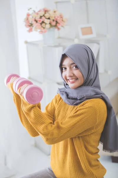 Atrakcyjna kobieta muzułmańska fitness za pomocą hantle — Zdjęcie stockowe
