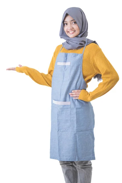 Atractiva mujer trabajadora de café con hijab presentando a copyspace —  Fotos de Stock