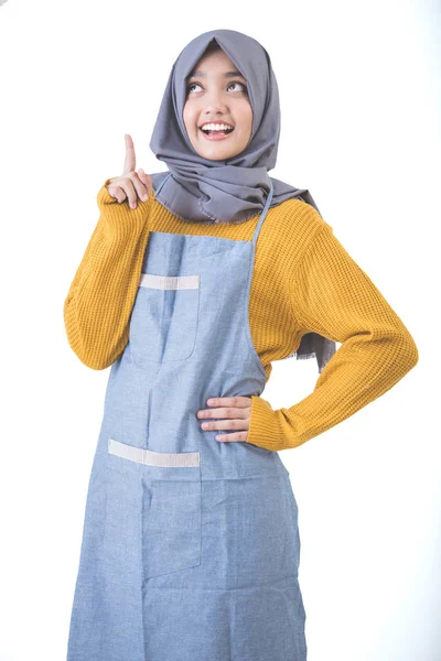 Attractive female cafe worker with hijab presenting to copyspace — Stock Photo, Image