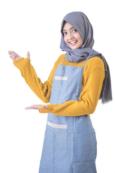 Attraktiva kvinnliga café arbetare med hijab presentera för copyspace — Stockfoto