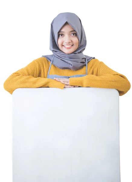 Beautiful Asian cafe owner holding blank white board — Stock Photo, Image