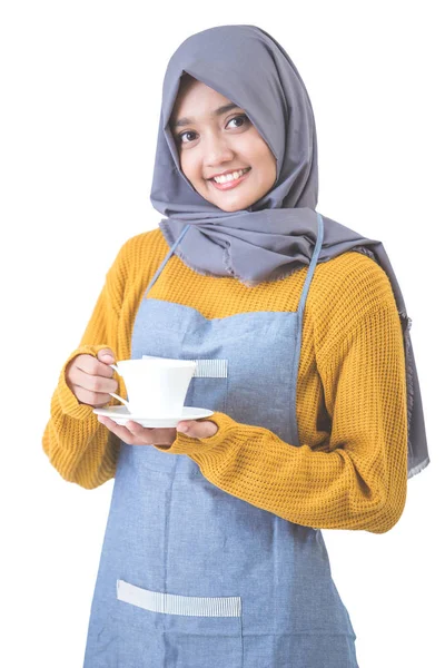 Serveerster met hoofddoek serveren koffie — Stockfoto