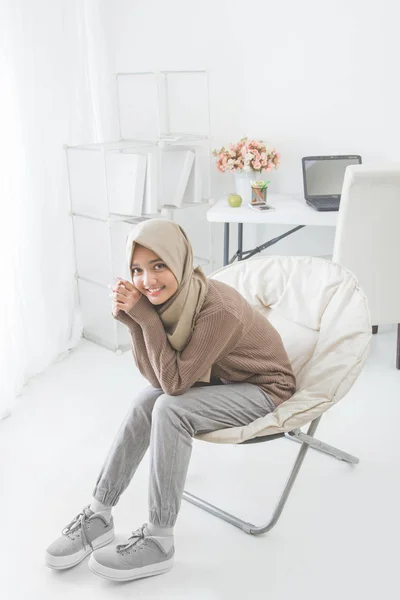 Sorrindo asiático mulher relaxante em casa — Fotografia de Stock