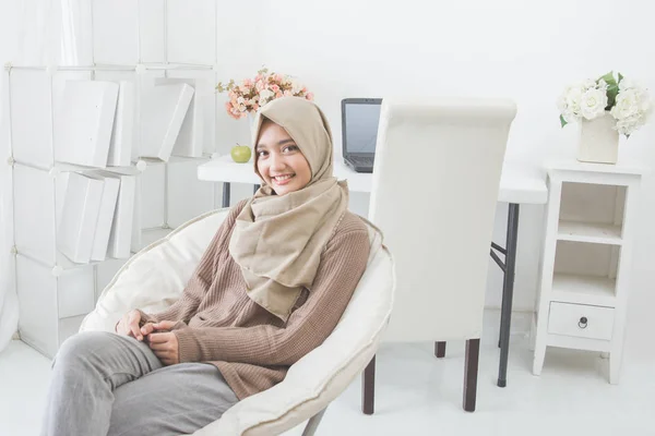 Улыбающаяся азиатская женщина расслабляется дома — стоковое фото