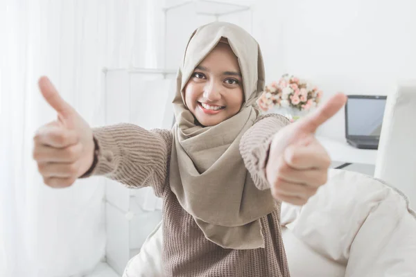 Upphetsad ung kvinna med hijab leende till kamera — Stockfoto