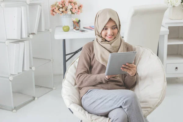 Moderne Aziatische vrouw met behulp van tablet pc — Stockfoto