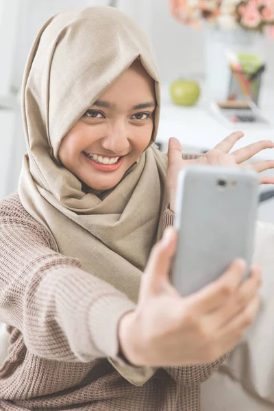 Femme avec hijab prenant selfie — Photo