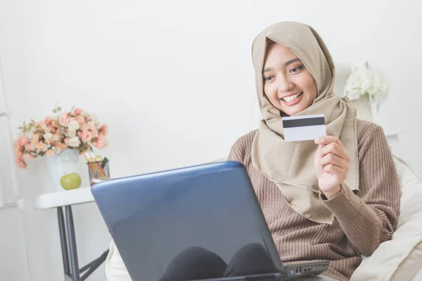 Mujer feliz compra de productos a través de compras en línea — Foto de Stock