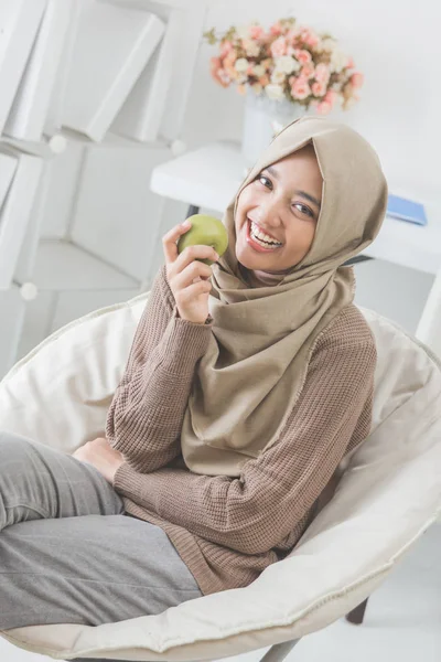 Attraktive junge Frau beim Apfelessen. Ernährungskonzept — Stockfoto