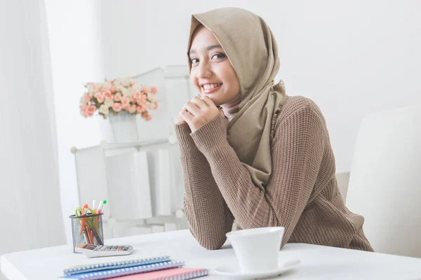 꽤 아시아 여자 hijab를 입고 — 스톡 사진