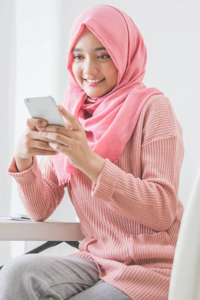 Feliz mulher asiática usando telefone móvel — Fotografia de Stock