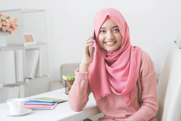 Gelukkig Aziatische vrouw bellen met mobiele telefoon — Stockfoto