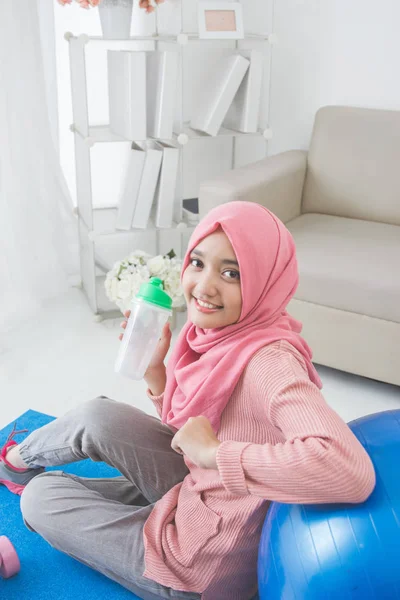 Žena s hidžáb dělat cvičení doma — Stock fotografie