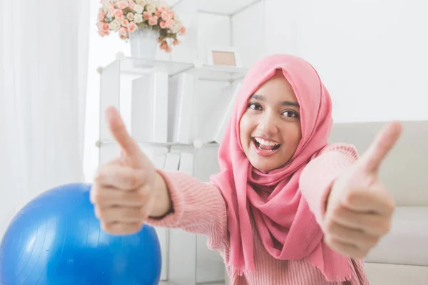 Animado jovem mulher com hijab sorrindo para a câmera — Fotografia de Stock