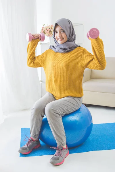 Atractivo musulmán mujer fitness usando dumbbell —  Fotos de Stock