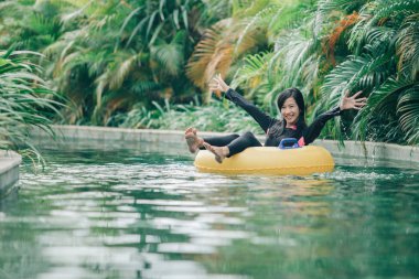 yükseltilmiş arms riverpool adlı kadınla