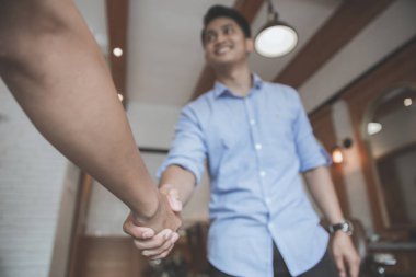 Kuaför ve el sallayarak istemci 