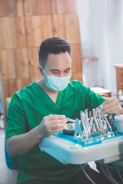 Tıbbi klinikte erkek diş hekimi