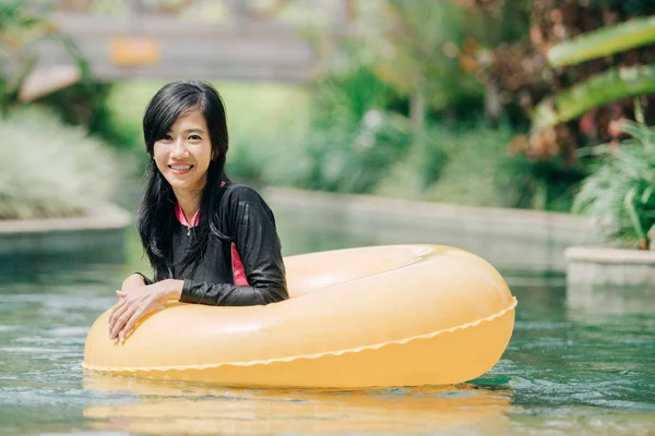 Kobieta relaksujący leniwa rzeka basenie — Zdjęcie stockowe