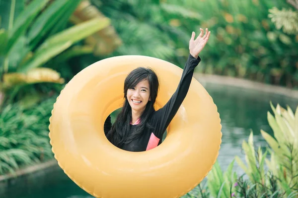 Mujer con tubo inflable en la piscina —  Fotos de Stock