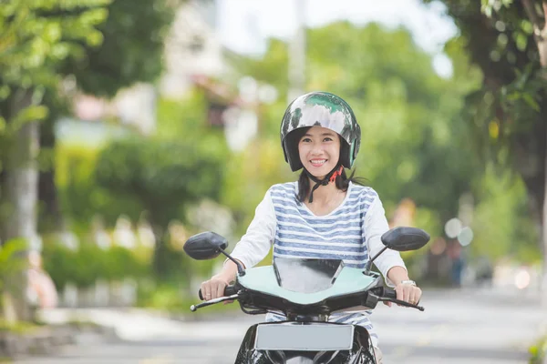 Oman a caballo motocicleta en la calle de la ciudad —  Fotos de Stock