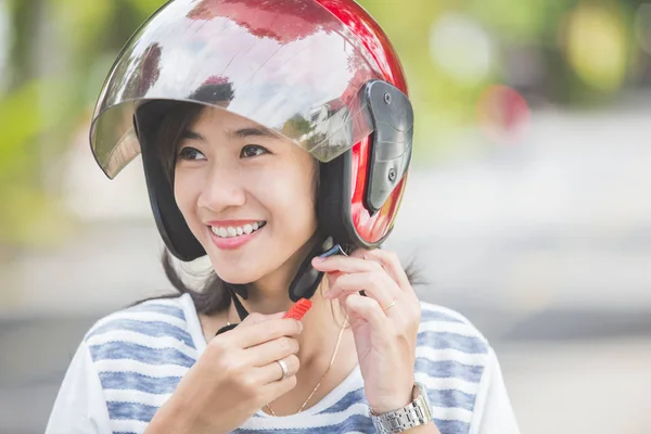 Femme fixation casque de moto — Photo