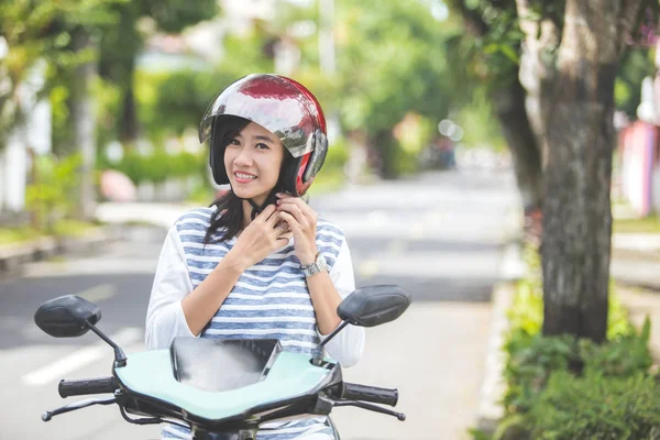 Frau setzt Helm auf — Stockfoto