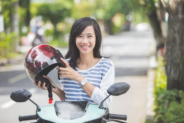 Frau sitzt auf Motorrad — Stockfoto